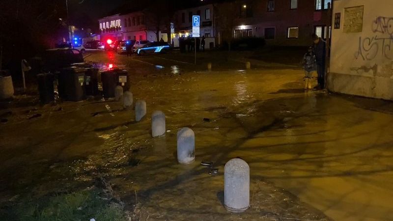 V pražských Střešovicích prasklo potrubí, policie evakuovala 20 lidí